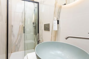 Dusche, Haartrockner, Handtücher
