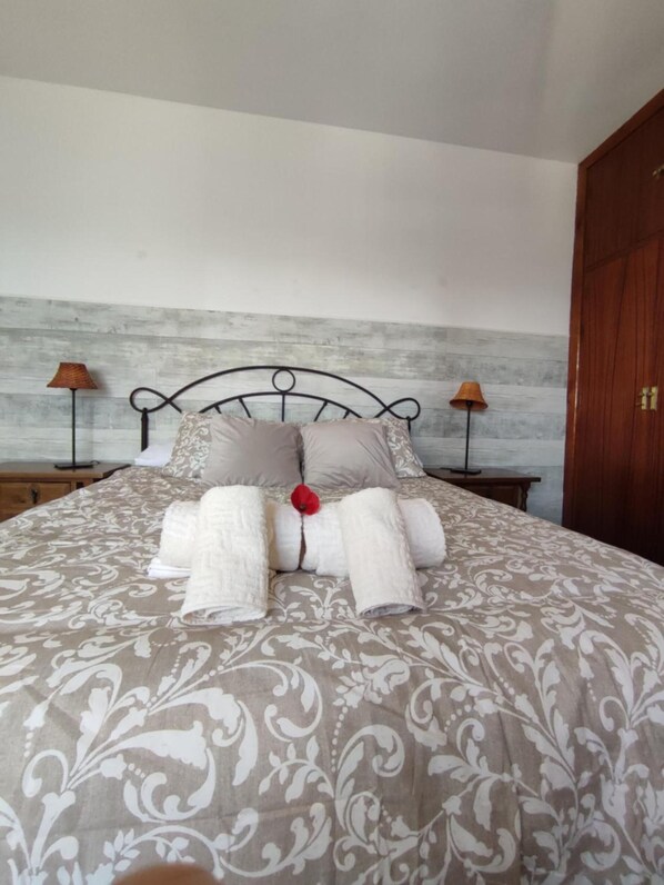 4 室のベッドルーム、WiFi (無料)、ベッドシーツ