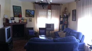 Een televisie en een open haard