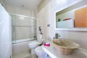 Chuveiro, toalhas de banho