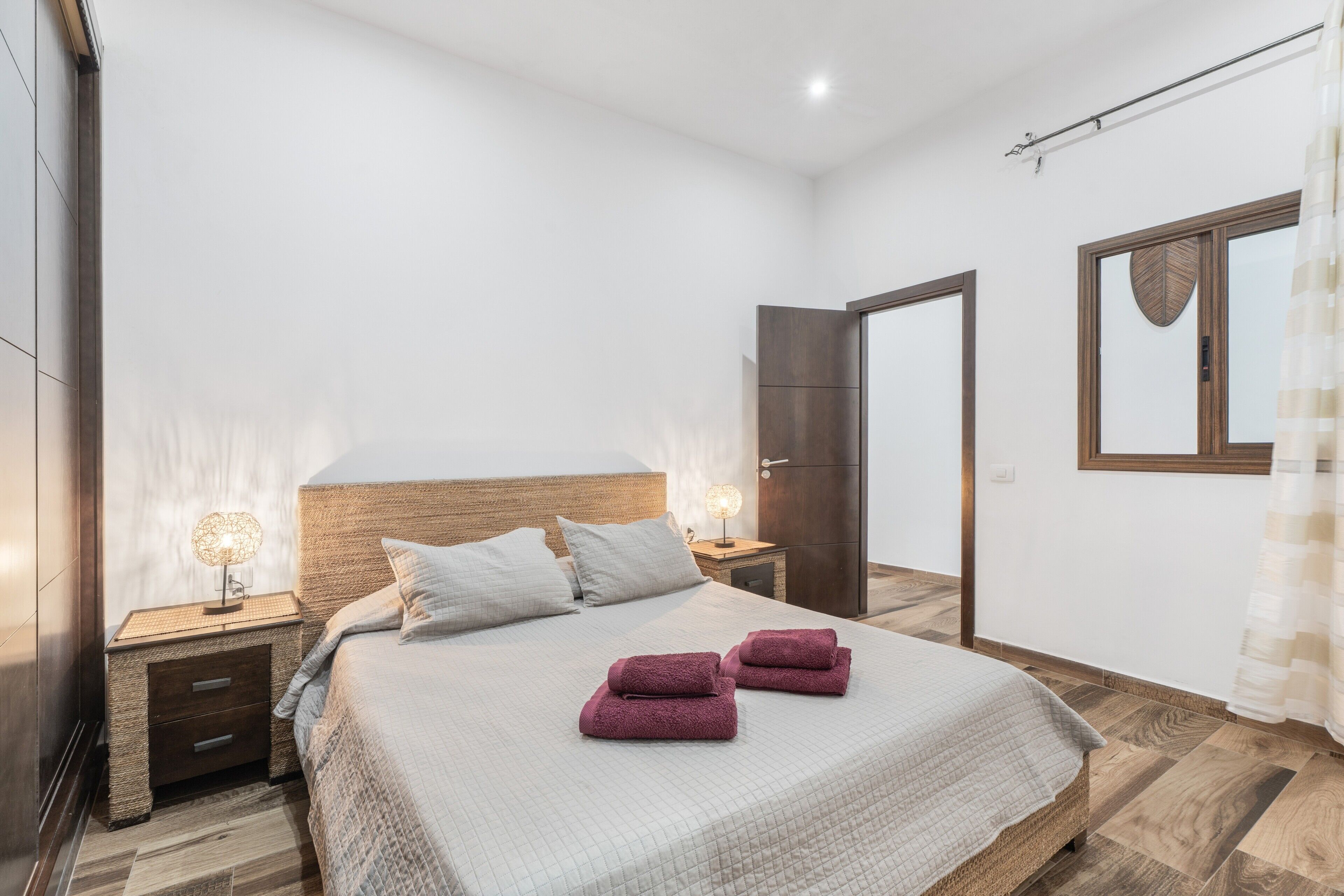 2 室のベッドルーム、WiFi (無料)、ベッドシーツ