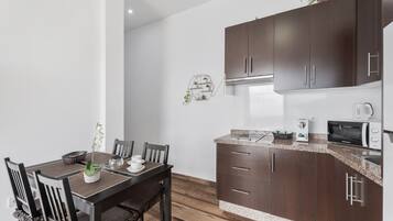 Een koelkast, een magnetron, een oven, een kookplaat