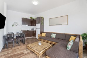 Un espacio moderno para vivir con comedor, sofá y cocina.