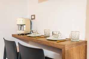 Dining - Apartment 'Gold Suite' with Balcony, Wi-Fi and Air Conditioning (Catania)