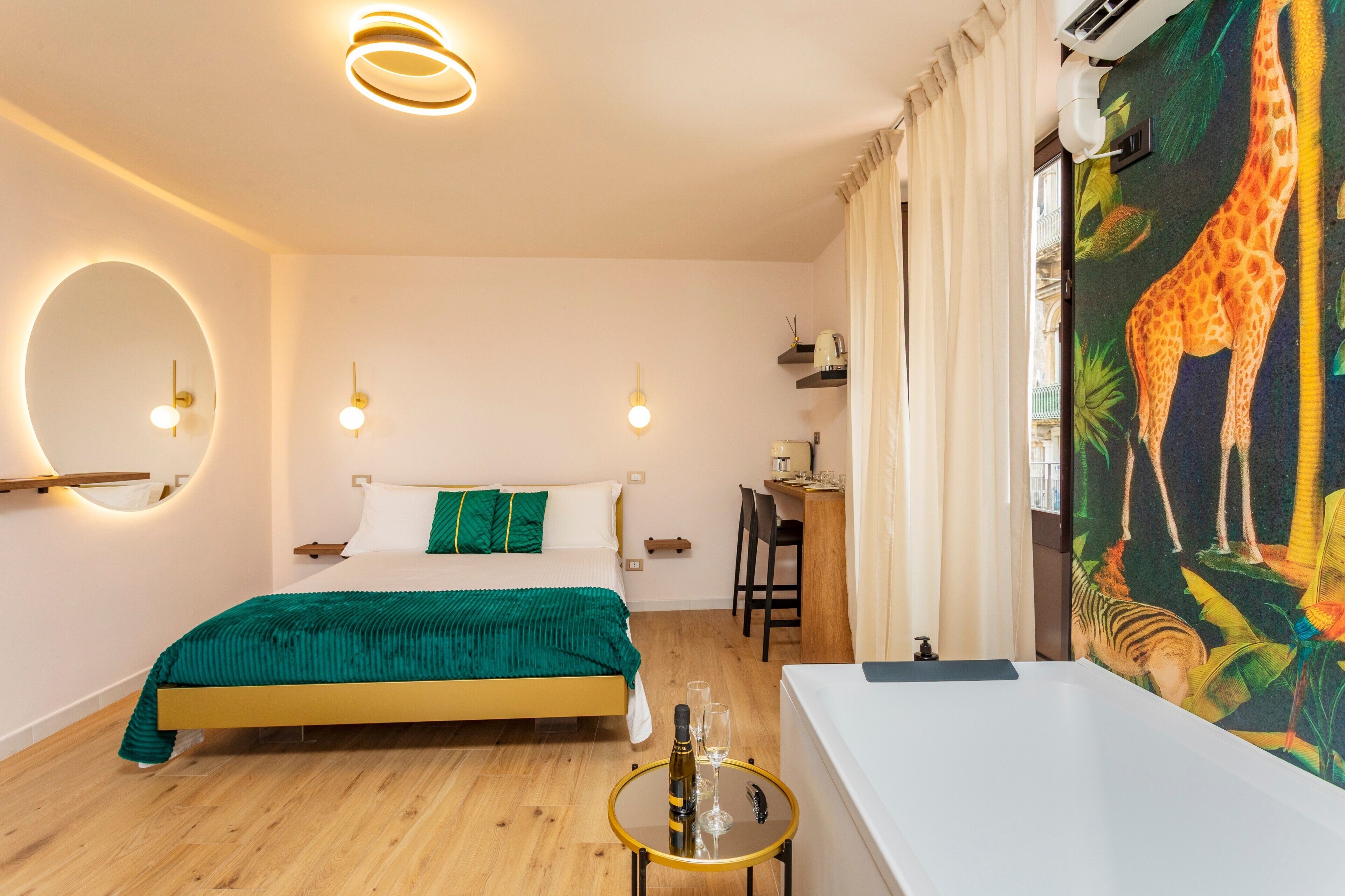 Ein Schlafzimmer mit Bett, Nachttisch und einem Badezimmer mit Badewanne und Dusche.