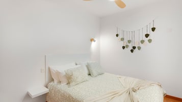 2 bedrooms, iron/ironing board, free WiFi, bed sheets