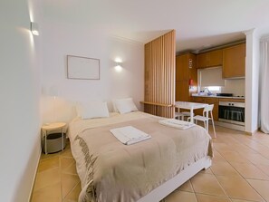 Iron/ironing board, internet, bed sheets