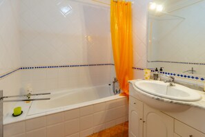 Shower, towels - Apartment 'Vila Nova De Cacela' with Wi-Fi and Air Conditioning (Vila Nova de Cacela)