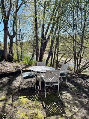 Outdoor dining - Charming Stowe Retreat - Gas Fireplace - Near town (Stowe)