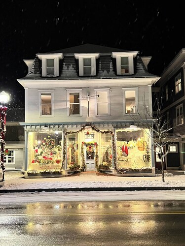 Charming Stowe Retreat - Gas Fireplace - Near town