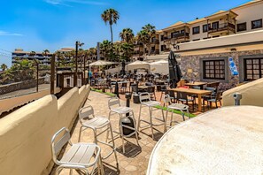 Outdoor dining - Vacation 'Atlantis 3 One Bedroom' with Sea View, Shared Pool and Wi-Fi (Costa Del Silencio)