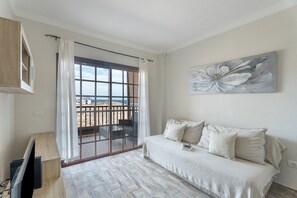 TV - Vacation 'Atlantis 3 One Bedroom' with Sea View, Shared Pool and Wi-Fi (Costa Del Silencio)