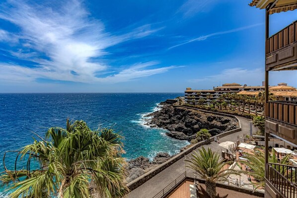 Property grounds - Vacation 'Atlantis 3 One Bedroom' with Sea View, Shared Pool and Wi-Fi (Costa Del Silencio)