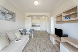 TV - Vacation 'Atlantis 3 One Bedroom' with Sea View, Shared Pool and Wi-Fi (Costa Del Silencio)