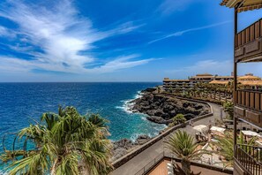 Property grounds - Vacation 'Atlantis 3 One Bedroom' with Sea View, Shared Pool and Wi-Fi (Costa Del Silencio)