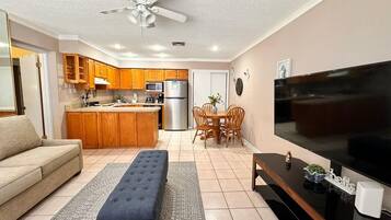 Townhouse, 1 Tempat Tidur King dengan tempat tidur Sofa (Capri by the Gulf 113) | Area keluarga