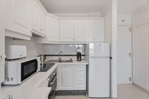 Een koelkast, een magnetron, een oven, een kookplaat