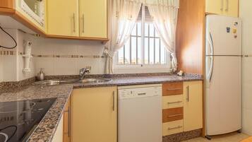 Een koelkast, een kookplaat, een vaatwasser