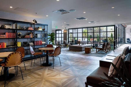 Interior. Deluxe 2 Queens 5.5 Mi to Fenway Park & Boston Attractions