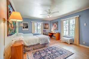 Desk, free WiFi, bed sheets - Private 47 Acre Gated Historic Sierra Forest Estate w Pool "Kings Acres" (Twain Harte)