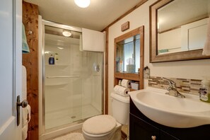 Dusche, Haartrockner, Handtücher, Seife