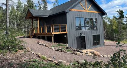 Forest Bathing. Lake Superior Views. Charming 1 bedroom apartment/suite.