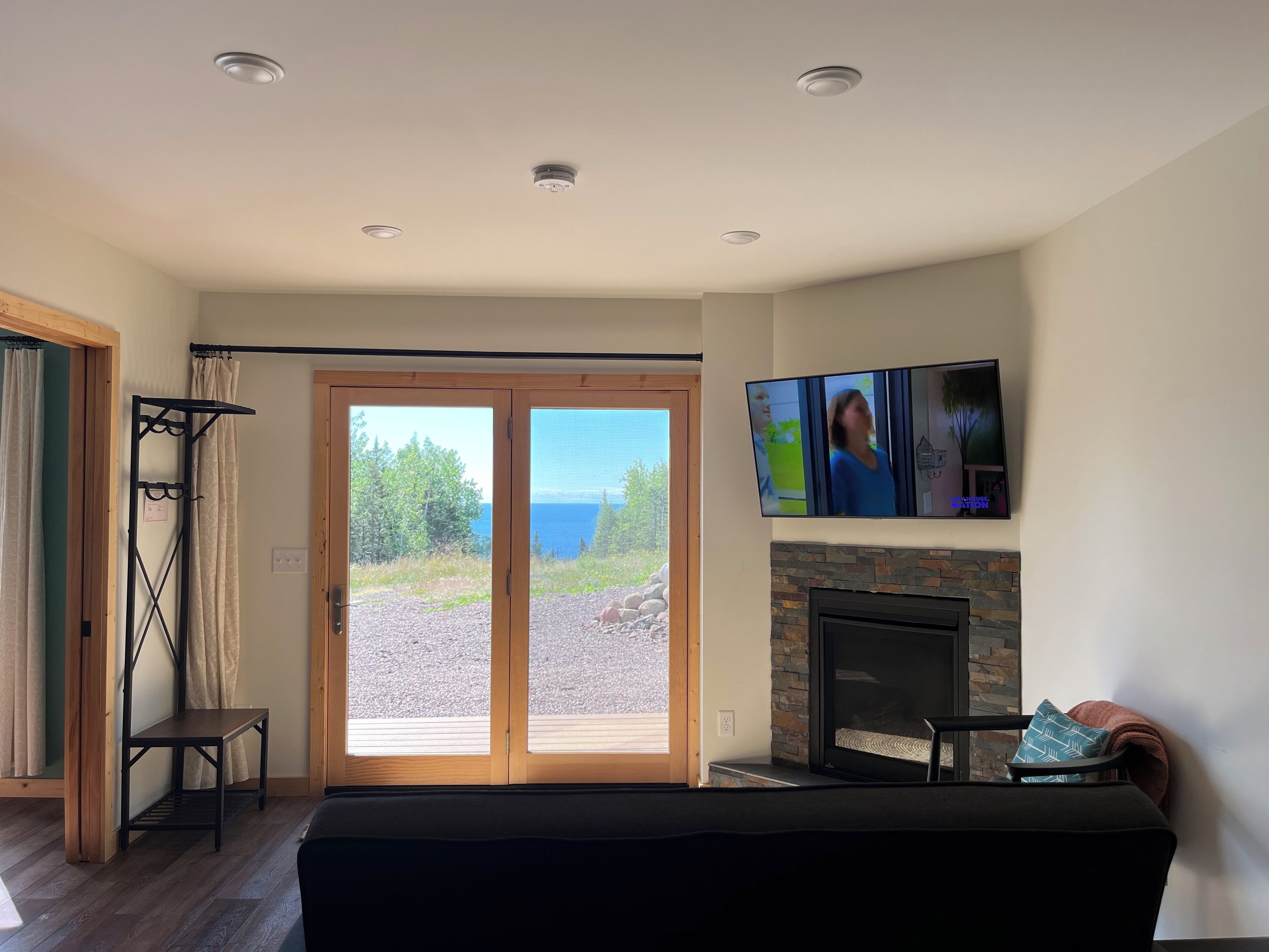Smart TV, fireplace
