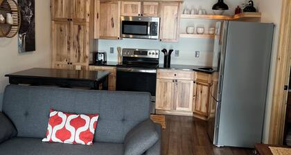 Forest Bathing. Lake Superior Views. Charming 1 bedroom apartment/suite.