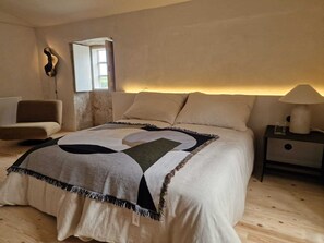 4 bedrooms, iron/ironing board, travel cot, free WiFi