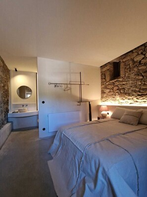 4 bedrooms, iron/ironing board, travel cot, free WiFi