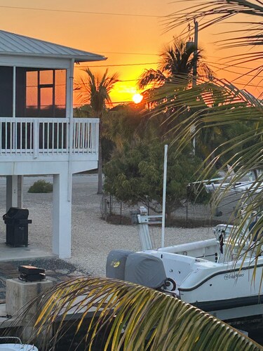 3-bedroom waterfront. Cable-WiFi, AC, Hot tub, Dock. Book for Winter 2026-27 !!