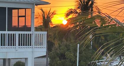 3-bedroom waterfront. Cable-WiFi, AC, Hot tub, Dock. Book for Winter 2026-27 !!