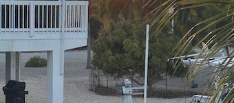 3-bedroom waterfront. Cable-WiFi, AC, Hot tub, Dock. Book for Winter 2026-27 !!