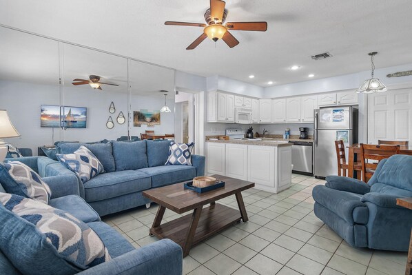 Casa de ciudad, varias camas (Capri by the Gulf 114) | Área de sala de estar | Televisión 