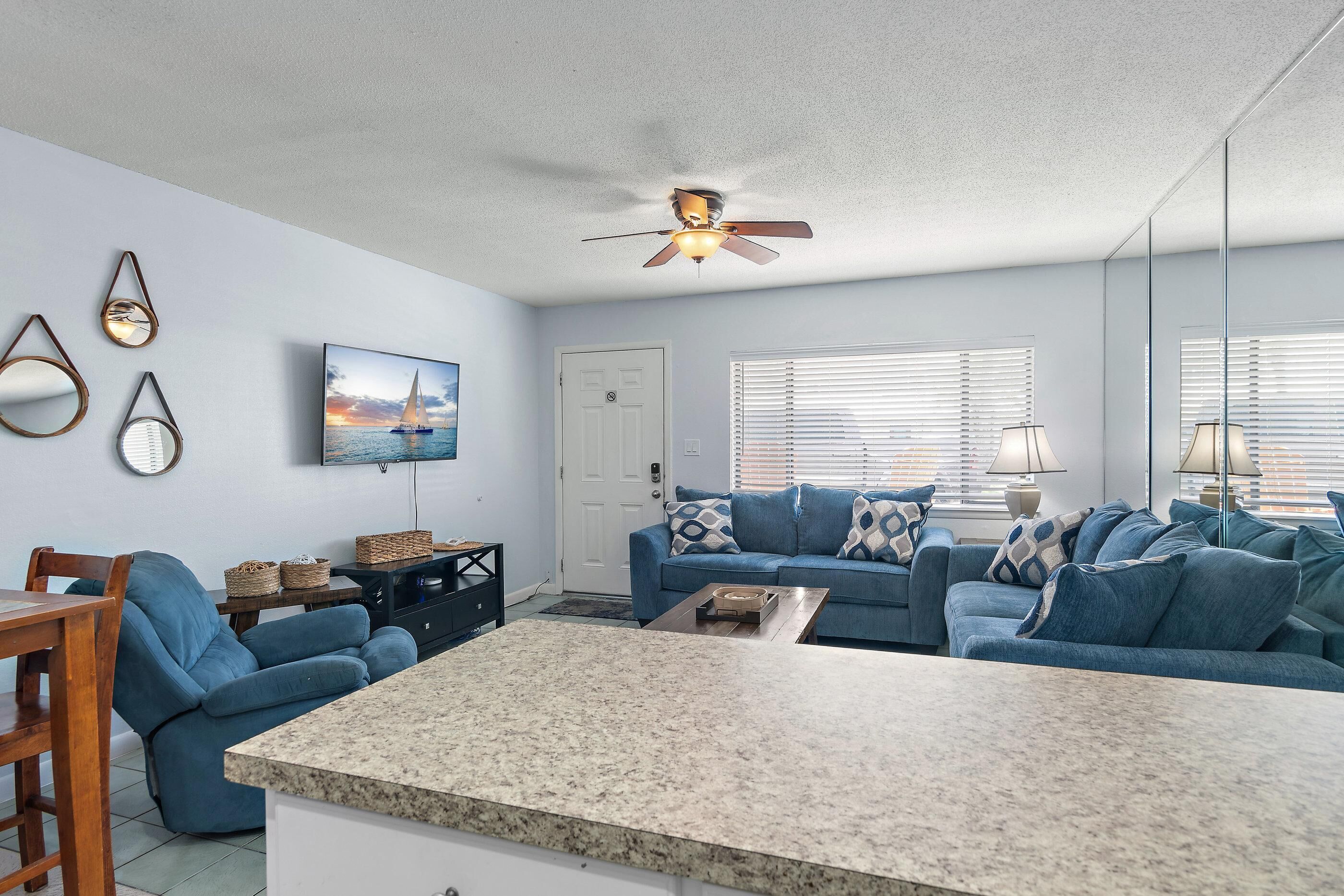 Casa geminada, várias camas (Capri by the Gulf 114) | Área de estar | TV