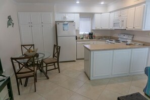 Townhome, 1 Queen Bed with Sofa bed (Capri by the Gulf 117) | Private kitchen