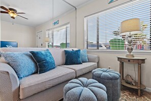 Hus - 1 kingsize-seng (Capri by the Gulf 117) | Opholdsområde | Tv