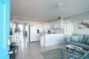 Rumah, 1 Tempat Tidur Queen (Capri by the Gulf 119) | Area keluarga