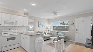 House, 1 Queen Bed (Capri by the Gulf 119) | Private kitchen