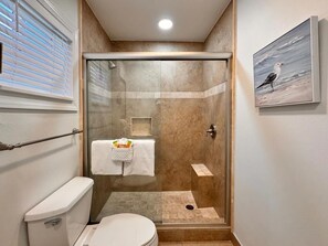 Ferienhaus, 1 King-Bett und Schlafsofa (Capri by the Gulf 121) | Badezimmer | Handtücher, Seife, Toilettenpapier