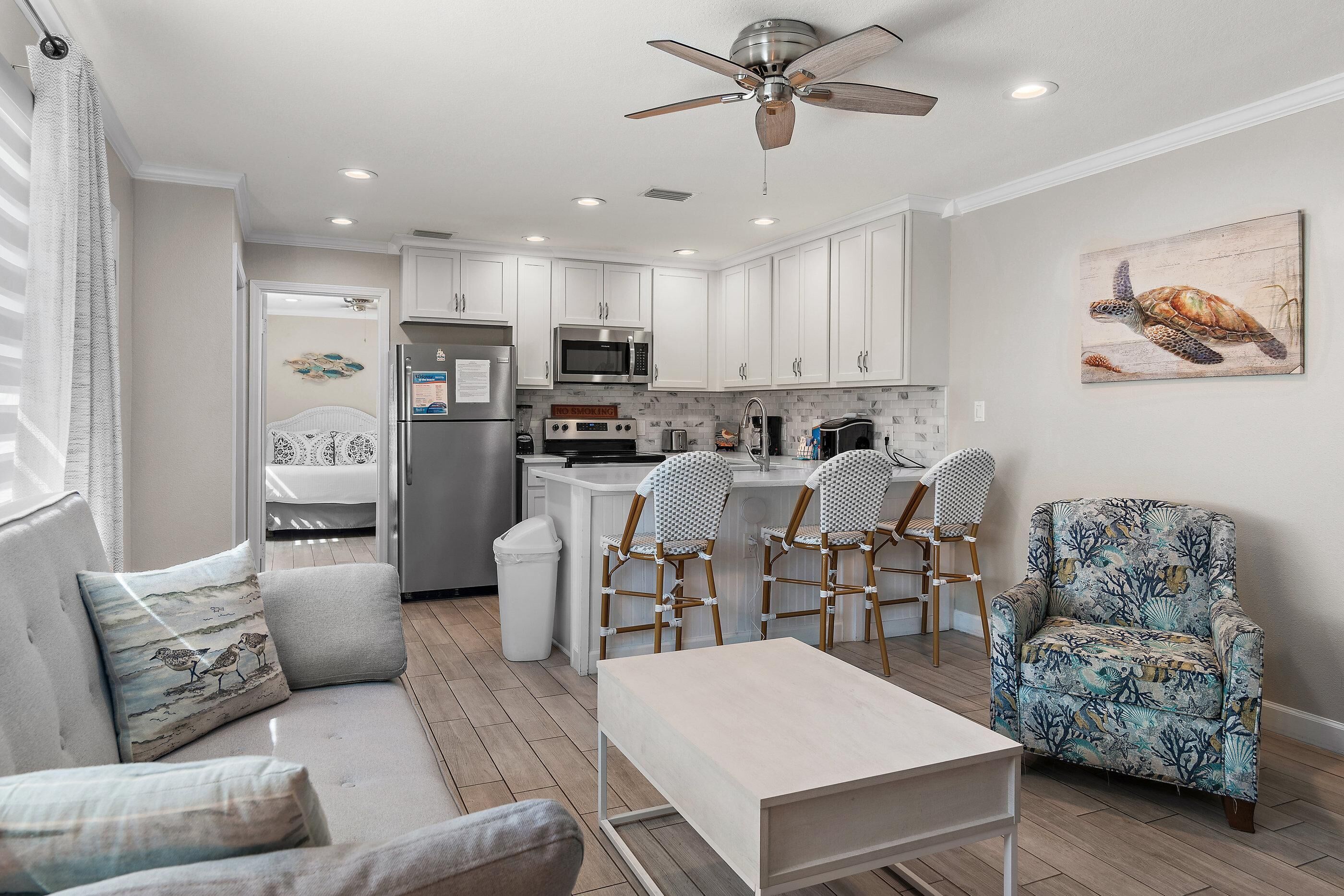 Casa geminada, 1 cama Queen e sofá-cama (Capri by the Gulf 122) | Área de estar | TV