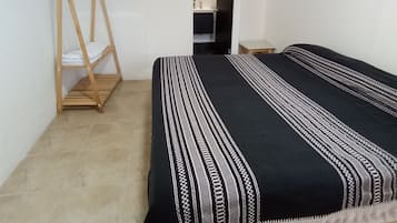 Habitación con 1 cama matrimonial o 2 individuales, vista al jardín | Tabla de planchar con plancha y wifi gratis