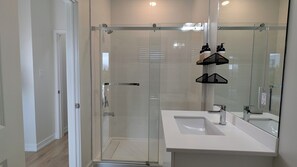 Haartrockner, Handtücher, Seife, Toilettenpapier