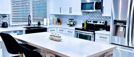 Een magnetron, een oven, een kookplaat, een vaatwasser