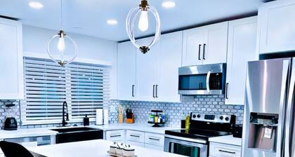 4BD 2BA Home with Spectacular MountainViews:Heated Pool, Putting GRN, BBQ & More