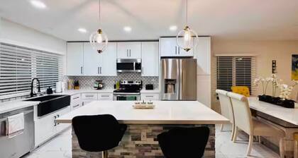 Spacious 4BD/2BA Home W/Mountain Views, Gated Heated Pool, Putting Green & More