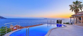 Villa Sufii with Private Sea Platform