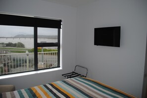 2 bedrooms, WiFi, bed sheets - Enviable Location with True Comfort - Hoki Boatshed Holiday Accommodation (Hokitika)