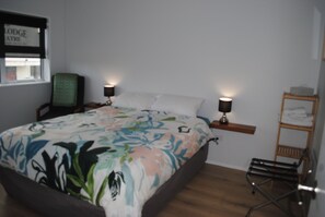 2 bedrooms, WiFi, bed sheets - Enviable Location with True Comfort - Hoki Boatshed Holiday Accommodation (Hokitika)