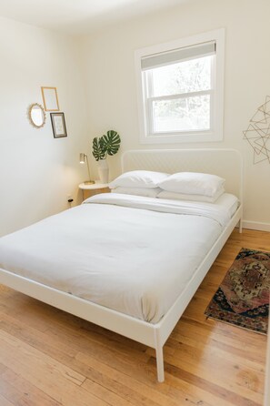 5 slaapkamers, een bureau, een strijkplank/strijkijzer, reisbedje